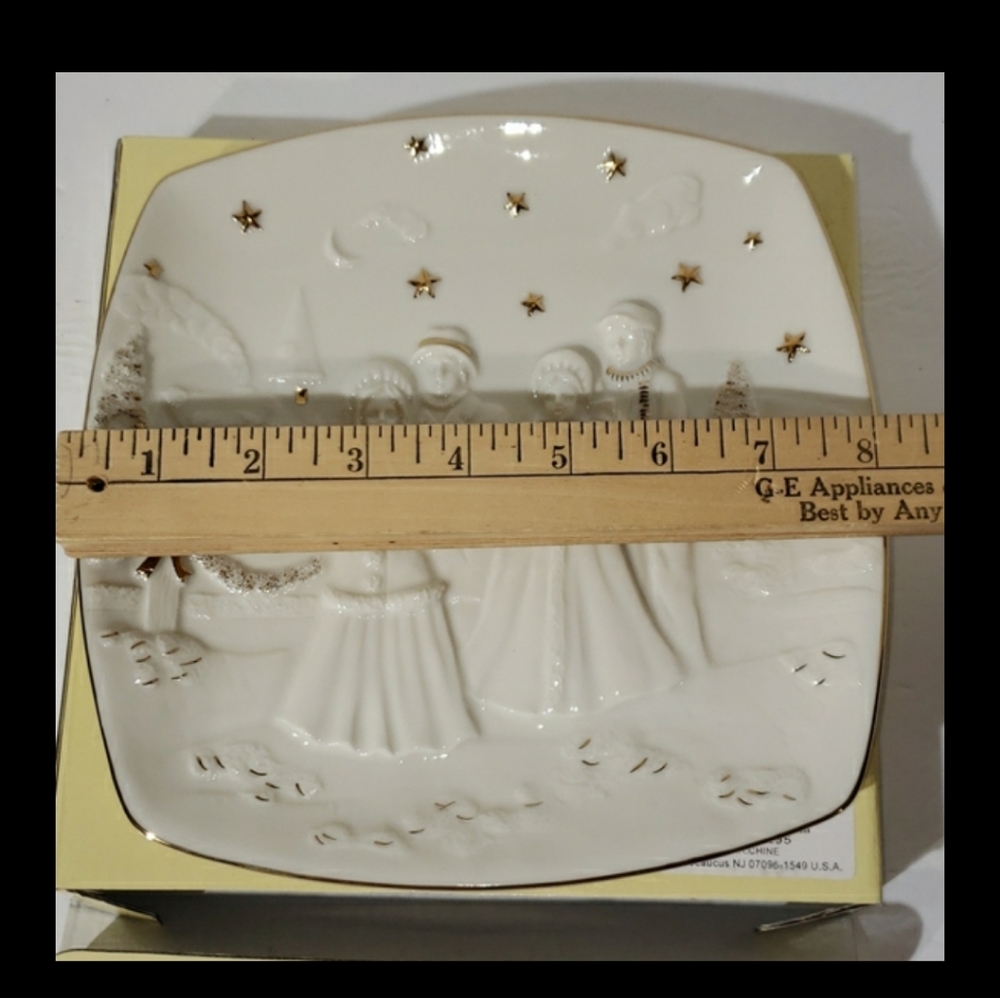 Christmas Mikasa Holiday Elegance Carolers Plate 8"×8" - Picture 7 of 7